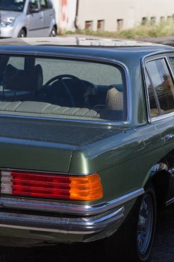 Haziran ayında Güney Almanya çok güneşli bir günde 1980 otomobil özetleri konusuna bakın.