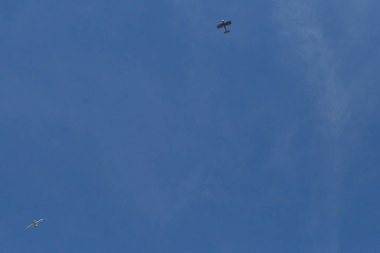 Haziran ayında Güney Almanya çok güneşli bir günde bir eski turbo uçak ile birlikte modern jet yüksek yukarıda görmek