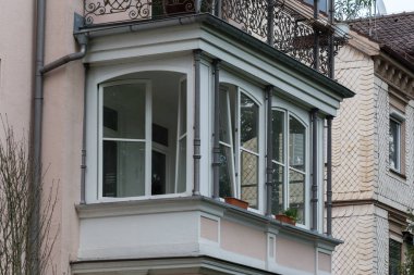 Güney Alman tarihi şehir cepheler ayrıntılı süsler ve rakamlar ile zaman formu 1900 büyüleyici romantik manzaraya bugüne kadar açıklanmaktadır