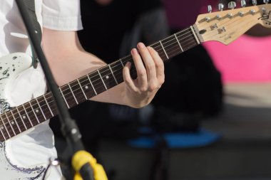 bir şehir Güney Almanya'da pazar etrafında siyah beyaz ve kahverengi kömür gitar renkler görülebilir