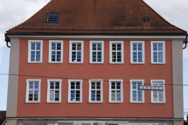 Haziran ayında bir şehir merkezi yakınlarındaki Güney Almanya çok güneşli bir günde çatılar ve binanın mimari yaz harika bulutlar ile mavi gökyüzü altında görmek