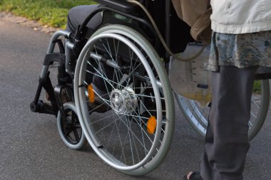 Haziran ayında bir şehir parkının Merkezi Güney Almanya'da bir akşam seni çift park veren gölge hareket tekerlekli sandalye ile görmek