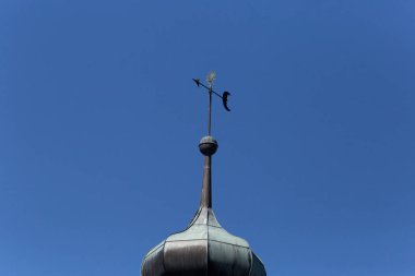 Haziran ayında Güney Almanya çok güneşli bir günde kırsal mavi gökyüzü ve taze yeşil ve ağaçlar altında küçük kiliseler bina ve süs eşyaları gibi ayrıntılarla görüşürüz