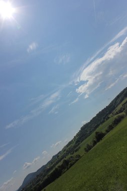 Yeni bakış açısı dik iken 45 deegree, yeşil çim resimlerle saygısız, mavi gökyüzü ve güneş üzerinde parlak parlaklık