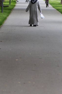 orta Mayıs taze yeşil bayanlar ve beyler sakin ve temiz Bahçe park açık havada egzersiz için davet ediyor