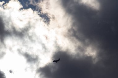 Haziran ayında Güney Almanya çok güneşli bir günde bir modern jet uçağı yüksekte görmek