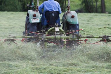 sonu Güney Alman manzara elli yaşındaki makinesinde saman kurutma amacı için dönüşebilir