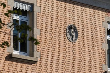 çok güneşli bahar gününde tarihsel tarzı ile çeşitli binalar mimari vurgular sunmak