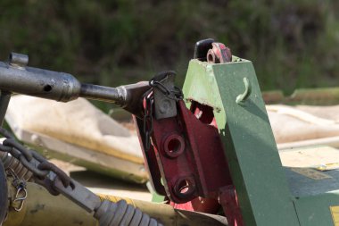 kırsal kırsal kesimde güney Almanya'da Haziran ayında güneşli bir makine, tekerlekler ve ürün toplama ve tarım çiftlik ekipman parçaları işe bakın