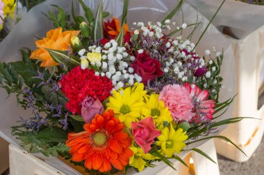 güneşli bir günde Güney Almanya'da tarihi kent Bahçe bir pazarda çiçek olabilir