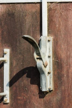 açmak ve kapatmak ve kapı ve bu metal parçaların binalarla kapamak