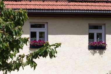 Haziran ayında Güney Almanya çok güneşli bir günde ayrıntıları ve renkleri yazlık ülke ahşap çerçeve yapılar ve vintage dekorasyon ile sokaklarda görmek