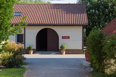 güneşli mavi gökyüzü gün Münih şehir yakınındaki Güney Alman kırsal kırsal kesimde damızlık Çiftliği'nde bahar ay olabilir ve stuttgart kelime deckhalle ferilize salonu demek