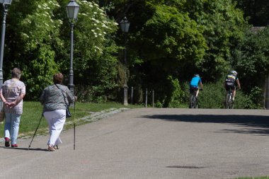 Haziran ayında Güney Almanya çok güneşli bir günde kıdem Bayan sektörlerine binici cloister Park ile birlikte görmek