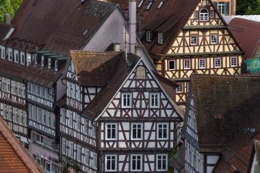 Haziran ayında bir şehir merkezinin Güney Almanya'da çok güneşli bir günde çatılar ve ahşap çatı ile Yeşiller ve ağaç evler yanındaki bina mimarisini görmek