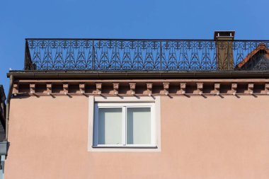 Haziran ayında Güney Almanya çok güneşli bir günde cepheler Windows'un ve süs eşyaları ile tarihi bir şehir, çatılar parçası görmek