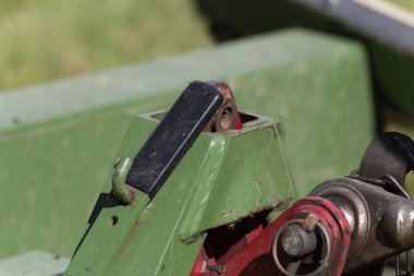 kırsal kırsal kesimde güney Almanya'da Haziran ayında güneşli bir makine, tekerlekler ve ürün toplama ve tarım çiftlik ekipman parçaları işe bakın