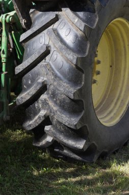 kırsal kırsal kesimde güney Almanya'da Haziran ayında güneşli bir makine, tekerlekler ve ürün toplama ve tarım çiftlik ekipman parçaları işe bakın