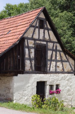 Haziran ayında Güney Almanya çok güneşli bir günde ayrıntıları ve renkleri yazlık ülke ahşap çerçeve yapılar ve vintage dekorasyon ile sokaklarda görmek