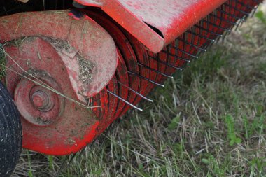kırsal kırsal kesimde güney Almanya'da Haziran ayında güneşli bir makine, tekerlekler ve ürün toplama ve tarım çiftlik ekipman parçaları işe bakın