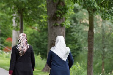 orta Mayıs taze yeşil bayanlar ve beyler sakin ve temiz Bahçe park açık havada egzersiz için davet ediyor