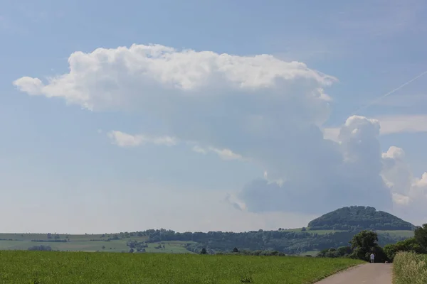 Einem Sehr Sonnigen Junitag Süddeutschland Sieht Man Sommerliche Kumuluswolken Über — Stockfoto