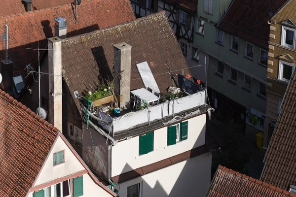 Dachterrasse Und Terrassen Mit Cheminofen Und Gartenmöbeln Einem Sonnigen Junitag — Stockfoto