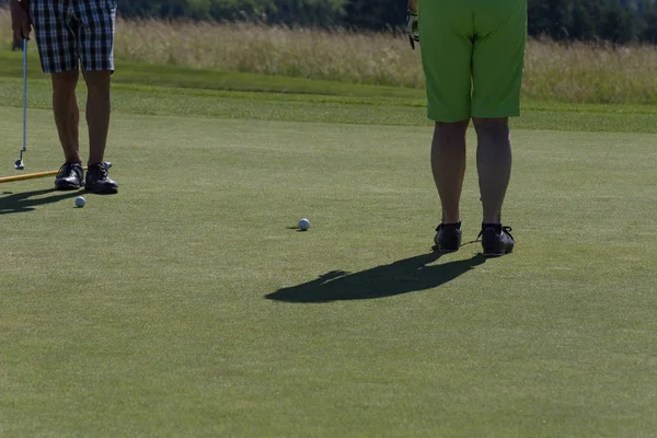 Día Muy Soleado Junio Sur Alemania Ven Campos Golf Con — Foto de Stock