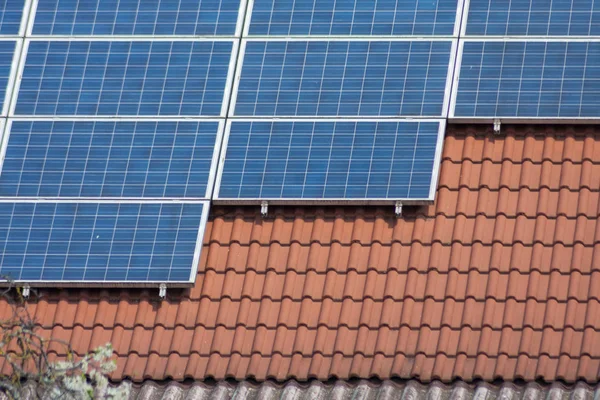 Evin Güney Almanya Çatıda Güneş Panelleri — Stok fotoğraf
