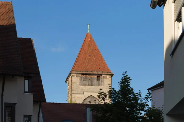 在德国南部6月的一个非常阳光明媚的日子里 你会看到一个历史悠久的城市的门面窗户和部分屋顶 — 图库照片
