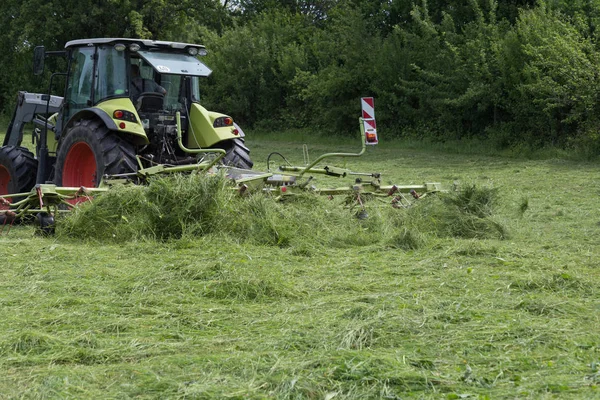 Дуже Сонячний День Червні Південній Німеччині Трактор Відображається Фермера Робить — стокове фото