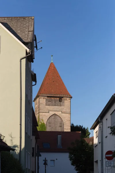 在德国南部6月的一个非常阳光明媚的日子里 你会看到一个历史悠久的城市的门面窗户和部分屋顶 — 图库照片