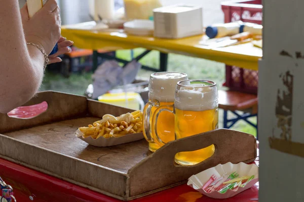 Jardín Fiesta Aire Libre Deliciosas Papas Fritas Sirven Con Servidor — Foto de Stock