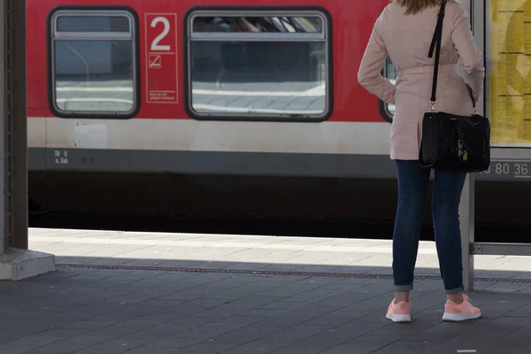 Treno Che Passa Accanto Una Donna Viaggio — Foto Stock