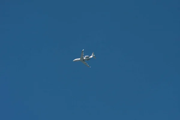 Mavi Renk Gökte Uçan Uçak — Stok fotoğraf