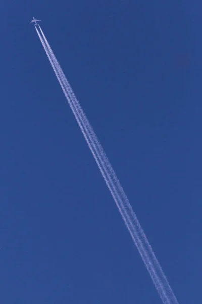 南ドイツで 月に非常に晴れた日に 現代のジェット航空機上空を参照してください — ストック写真