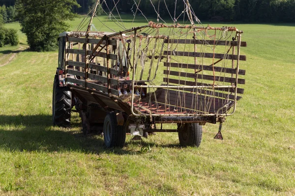 Agricultor Sênior Feno Wiht Velho Traktor Campo Verão Junho Ensolarado — Fotografia de Stock