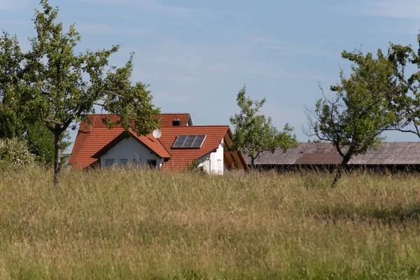 Velmi Slunečného Dne Červnu Jižním Německu Uvidíte Krajinu Malé Chaty — Stock fotografie