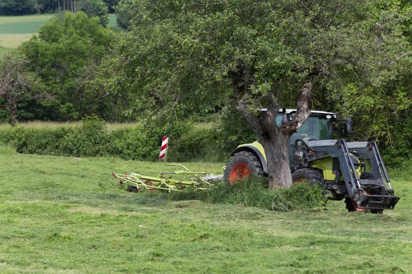 Nagyon Napos Dél Németország Júniusban Látod Traktor Mezőgazdasági Termelő Hogy — Stock Fotó