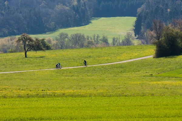 在德国田野里移动的自行车手 — 图库照片