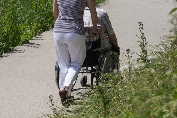 Mycket Solig Dag Juni Södra Tyskland Enda Damen Att Trycka — Stockfoto