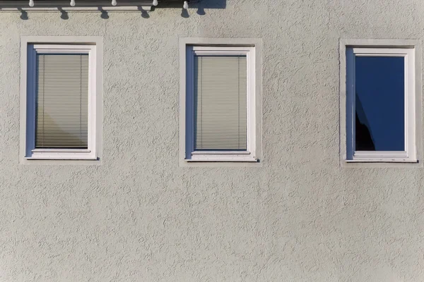 Día Muy Soleado Junio Sur Alemania Ven Las Fachadas Ventanas — Foto de Stock