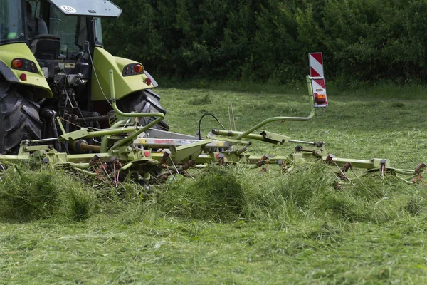 Día Muy Soleado Junio Sur Alemania Tractor Granjero Haciendo Heno — Foto de Stock