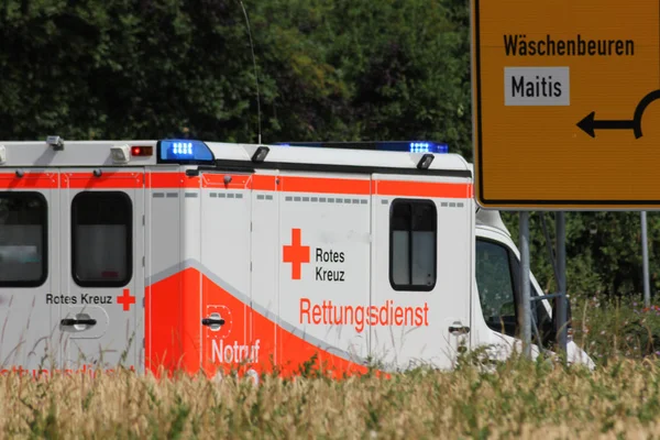 Einem Sonnigen Junitag Süddeutschland Sieht Man Weißes Rettungsfahrzeug Eilig Durch — Stockfoto