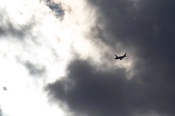 Einem Sonnigen Junitag Süddeutschland Sehen Sie Ein Modernes Düsenflugzeug Hoch — Stockfoto