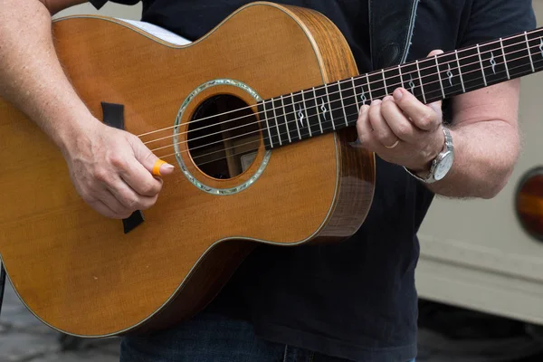 ギターを弾く男性ミュージシャンのクローズ アップ — ストック写真