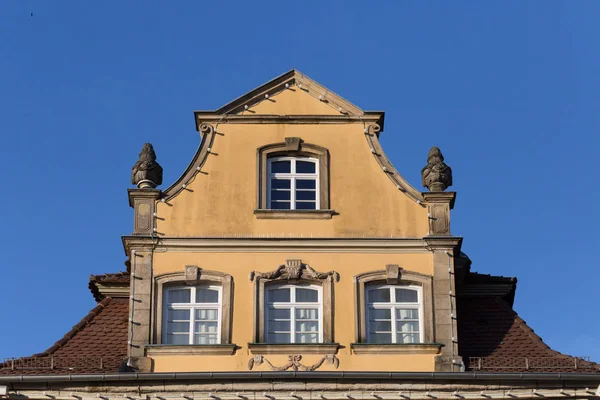 南ドイツで 月に非常に晴れた日にファサードの窓や装飾品と歴史的な街で屋根の一部が表示します — ストック写真
