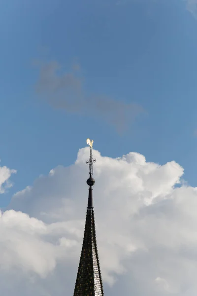 在德国南部一个非常阳光明媚的日子里 在一个历史名城的中心附近 你会看到蓝色天空下的教堂和塔 上面有明显的夏日云朵 — 图库照片