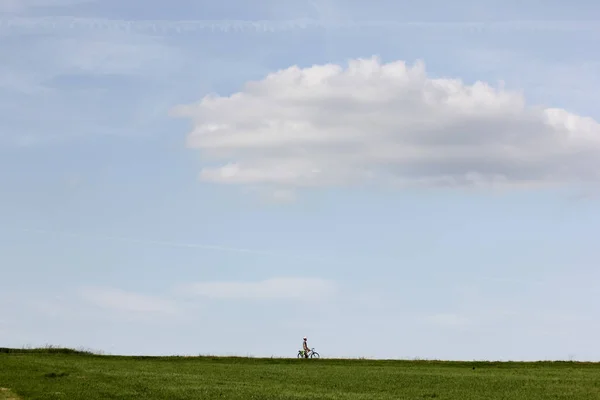 Einem Sonnigen Junitag Süddeutschland Sieht Man Einen Radfahrer Der Mit — Stockfoto