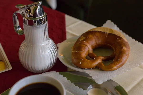 Bretzel Allemand Crème Tasse Café Noir — Photo